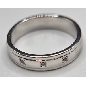 18ct white gold ring with diamonds